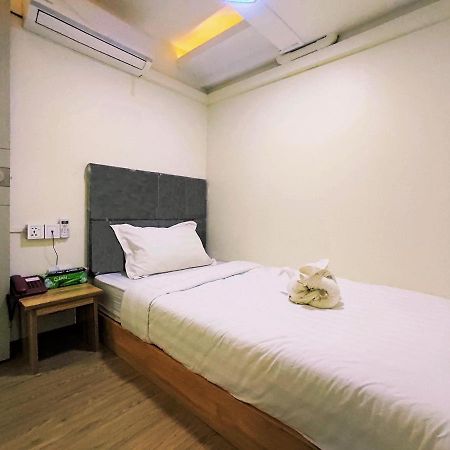 November Hostel Янгон Экстерьер фото