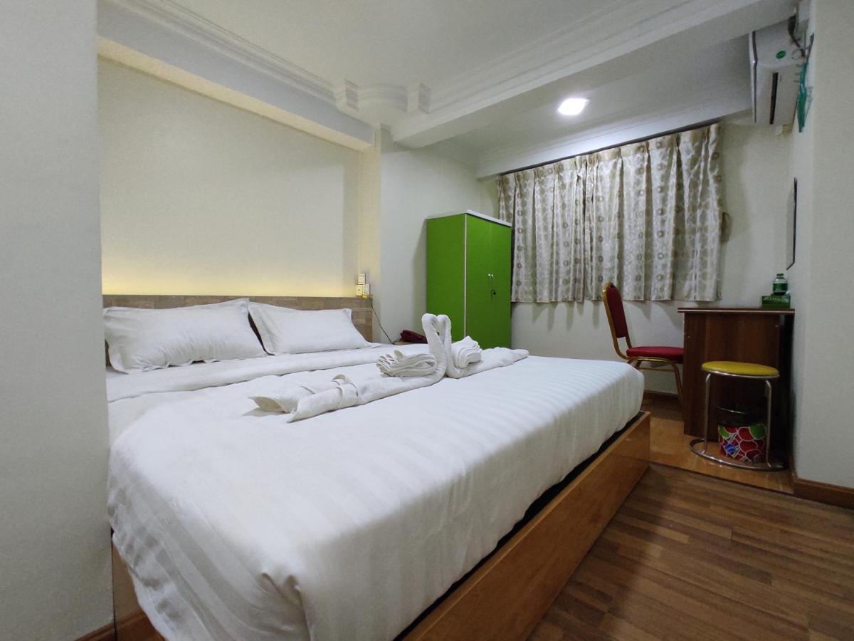November Hostel Янгон Экстерьер фото