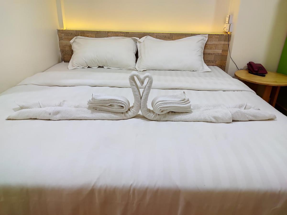 November Hostel Янгон Экстерьер фото