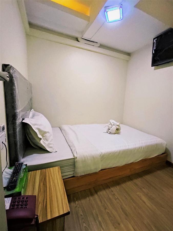 November Hostel Янгон Экстерьер фото