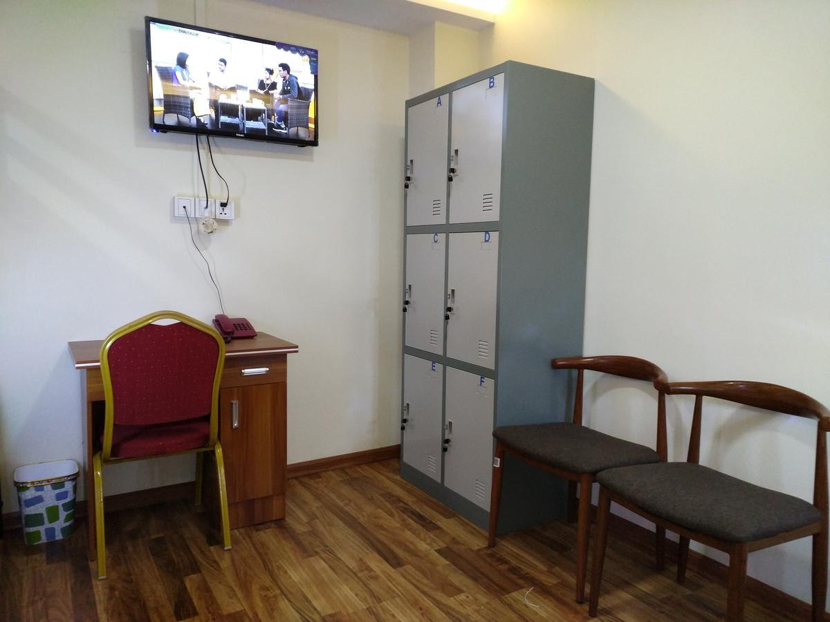 November Hostel Янгон Экстерьер фото